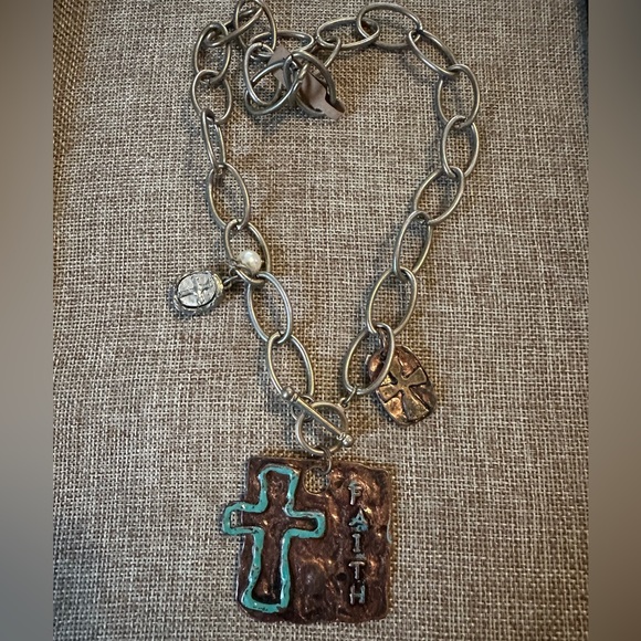 FASHION JEWELRY NECKLACE WITH CROSS - Picture 2 of 3